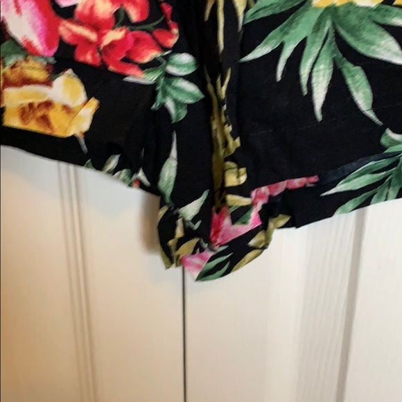 Black floral shorts - Picture 2 of 4